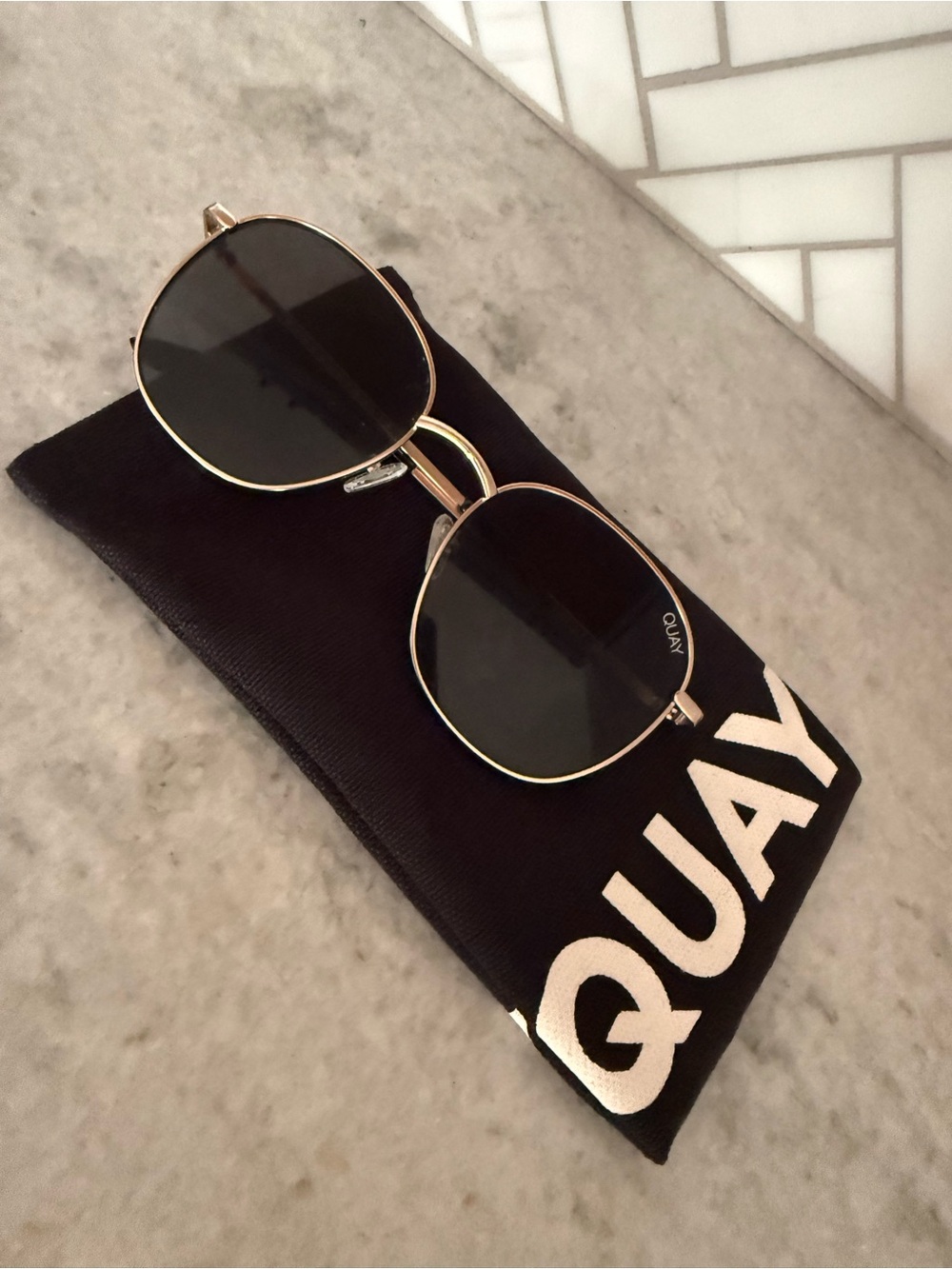 Quay Australia JEZEBELL Oversized round sunglasses - Gold Frame Black Lens